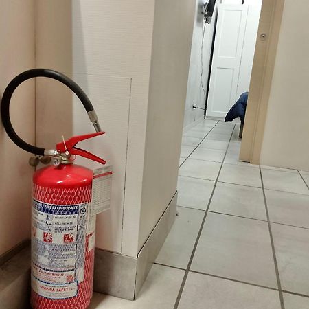 "R&P Apartment", Short Term Stay, Elegant Design, Bisceglie Metro Station, Easy For San Siro And Fiera Milano, Free Parking المظهر الخارجي الصورة