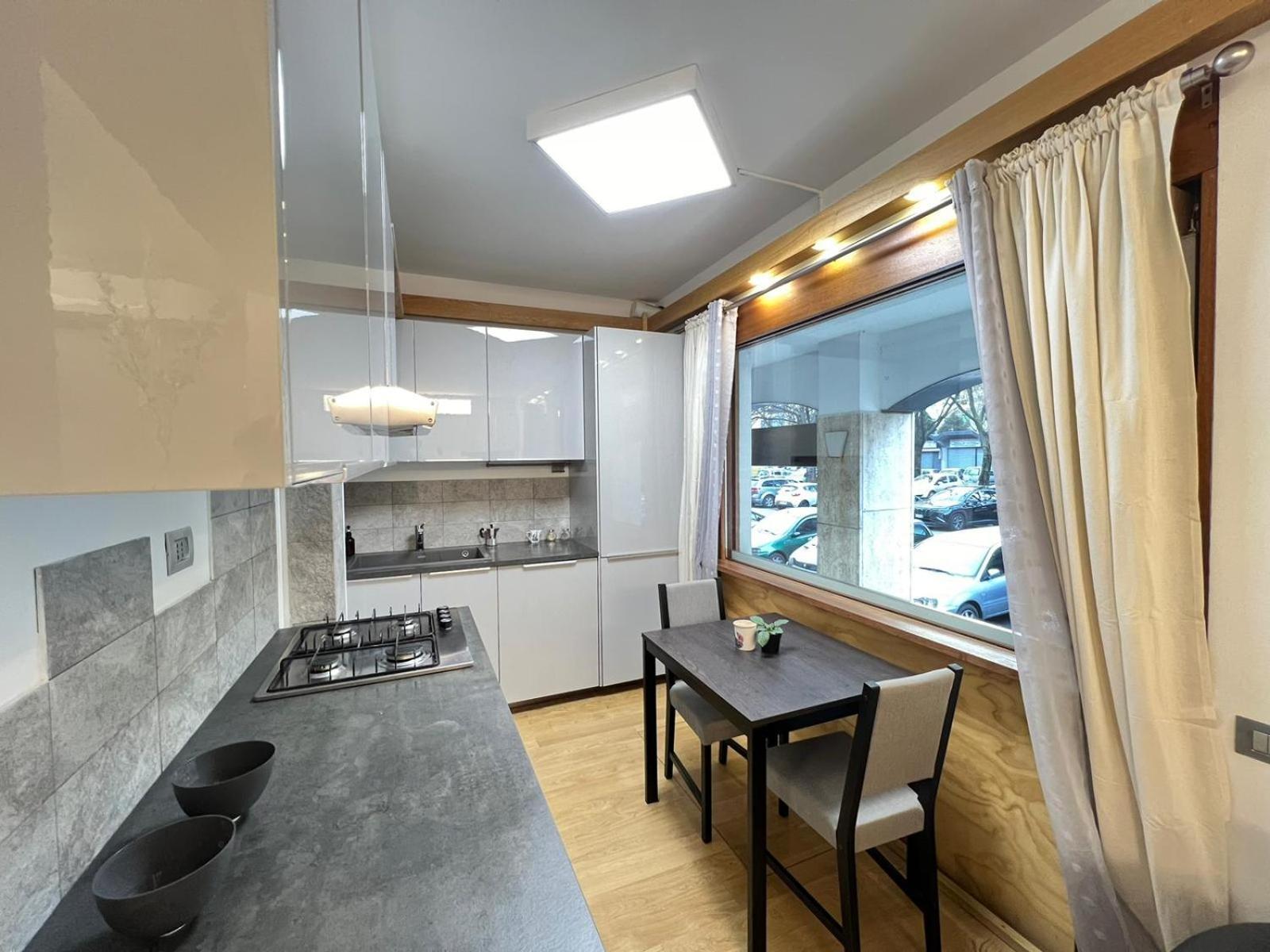 "R&P Apartment", Short Term Stay, Elegant Design, Bisceglie Metro Station, Easy For San Siro And Fiera Milano, Free Parking المظهر الخارجي الصورة